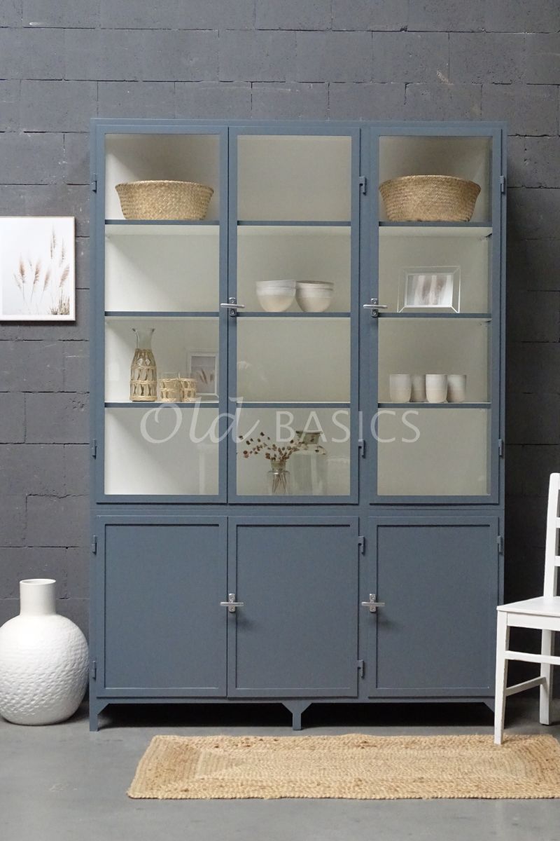 Detail van Apothekerskast Demi, 3 deuren, RAL7031, blauw, grijs, materiaal staal